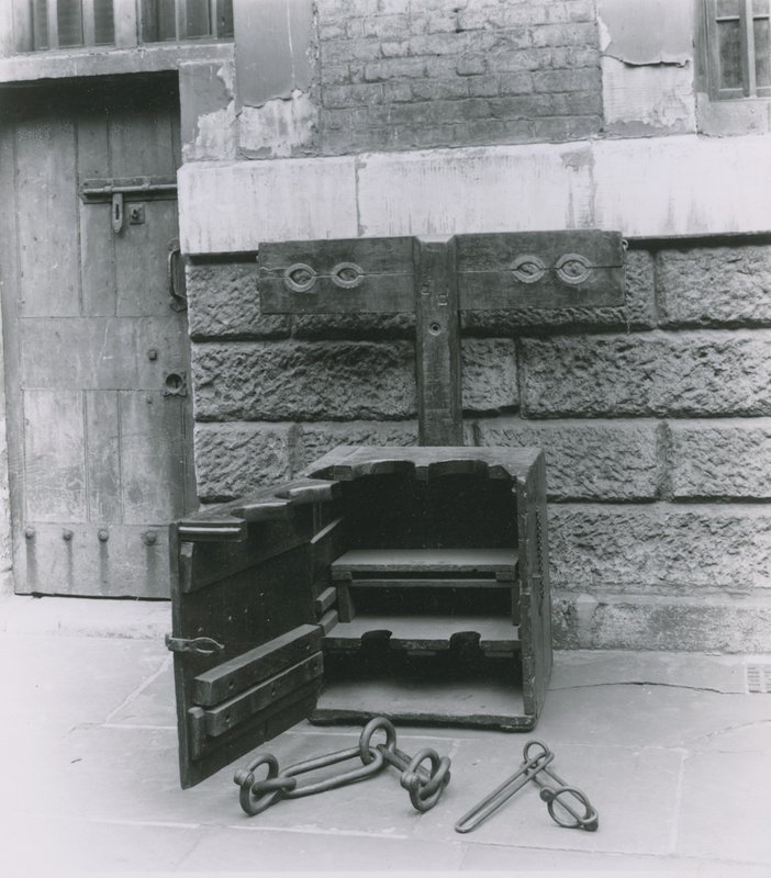 Aktier og lænker udstillet i Newgate Prison af English Photographer
