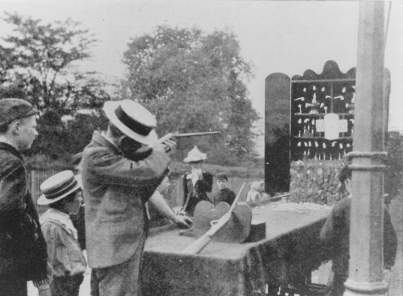 Gadeskydebane i 1902 af English Photographer