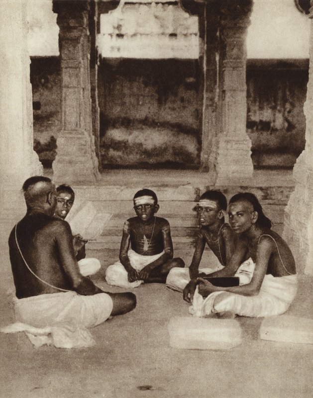 Elever på en tempelskole i Ramesworam, Madras, Indien (s/h-foto) af English Photographer