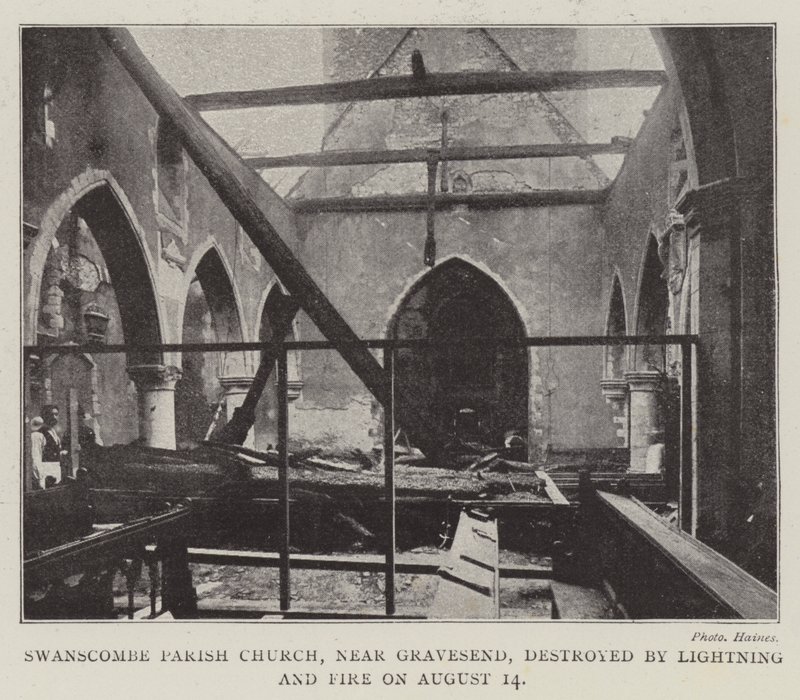 Swanscombe Parish Church, nær Gravesend, ødelagt af lyn og ild den 14. august af English Photographer