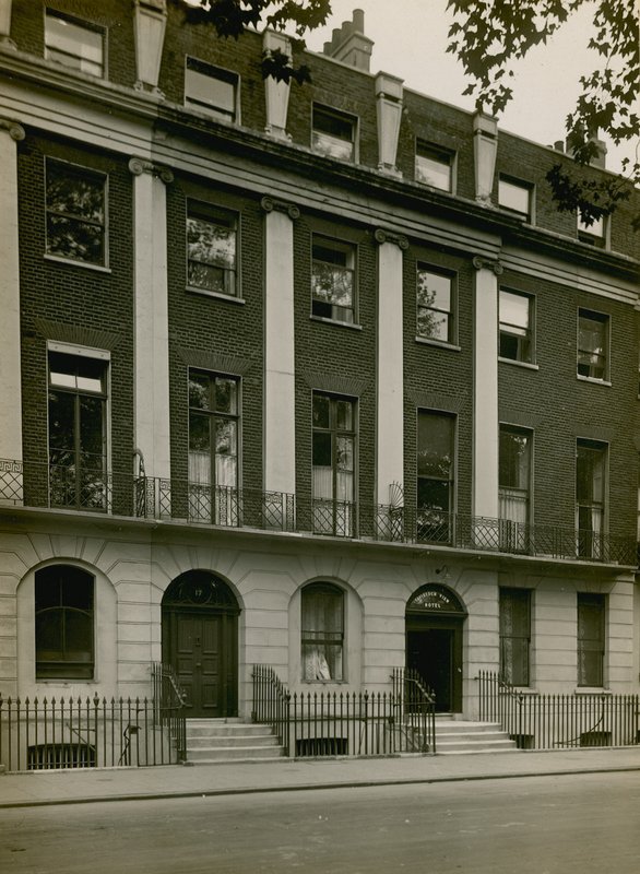 Tavistock Square af English Photographer