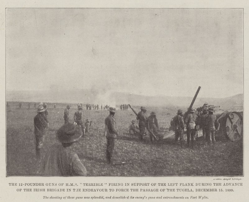 12-punds kanonerne fra HMS Terrible skyder til støtte for venstre flanke under den irske brigades fremrykning i bestræbelsen på at tvinge passagen af Tugela, 15. december 1899 af English Photographer