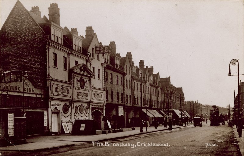 The Broadway, Cricklewood, London af English Photographer