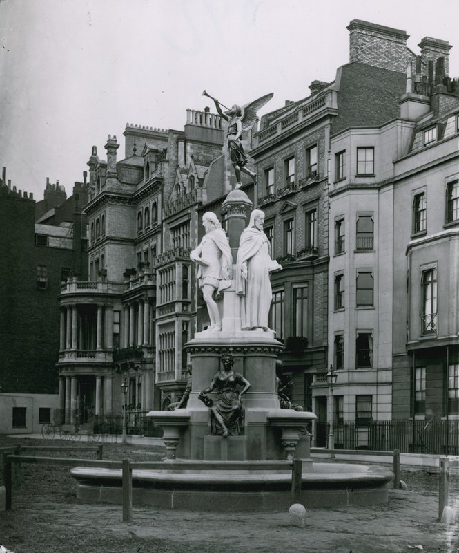 The Brown Fountain, Park Lane, London af English Photographer
