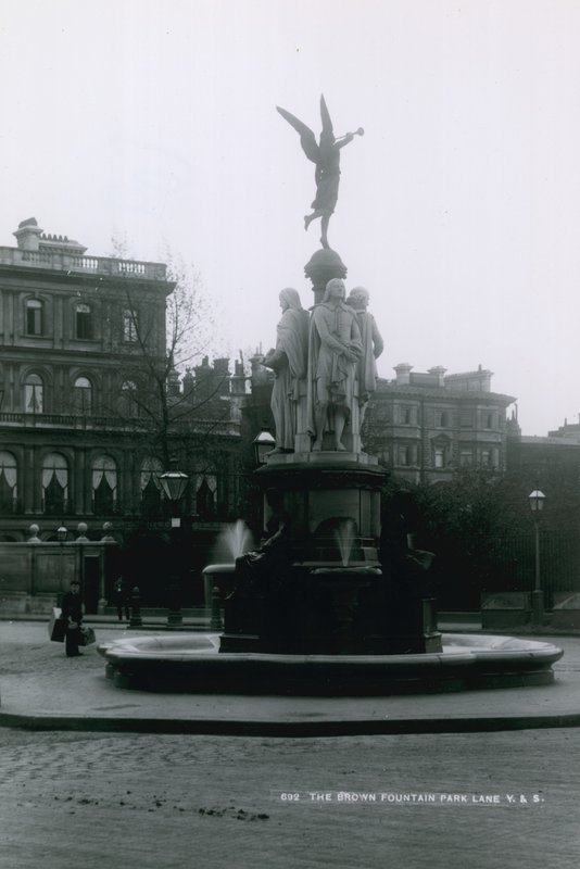 The Brown Fountain, Park Lane, London af English Photographer