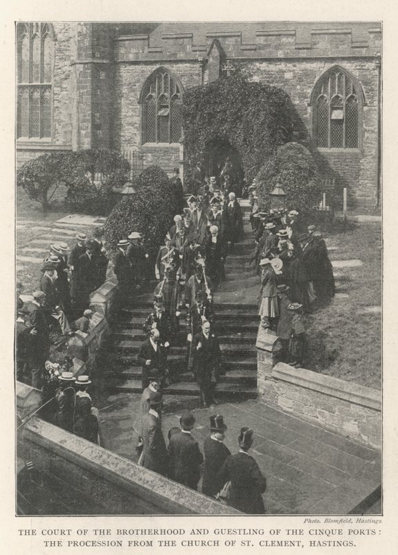 Court of the Brotherhood and Guestling of the Cinque Ports, procession fra Church of St Clement, Hastings af English Photographer