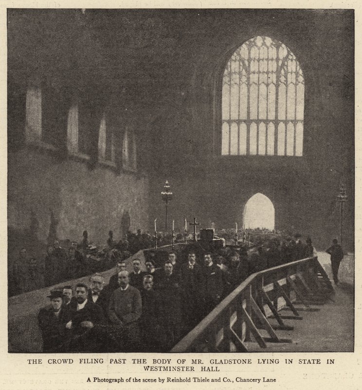 Crowd-arkiveringen forbi liget af Mr Gladstone, der ligger i staten i Westminster Hall af English Photographer