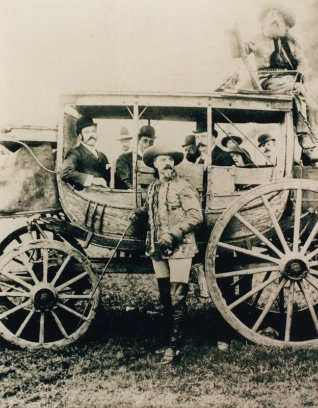 Deadwood diligencen i London - Buffalo Bill stående, John Nelson i kassen af English Photographer