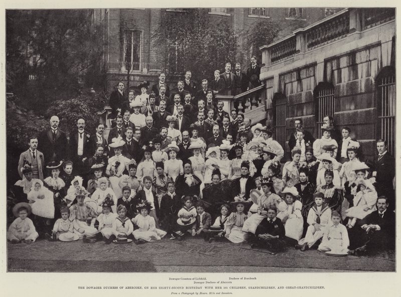 Enkehertuginden af Abercorn på sin 82. fødselsdag med sine 101 børn, børnebørn og oldebørn af English Photographer