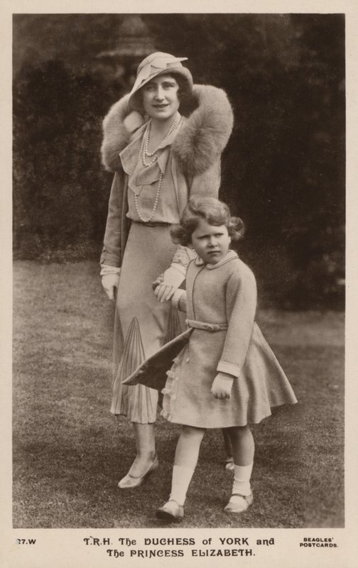 Hertuginden af York og prinsesse Elizabeth (s/h-billede) af English Photographer