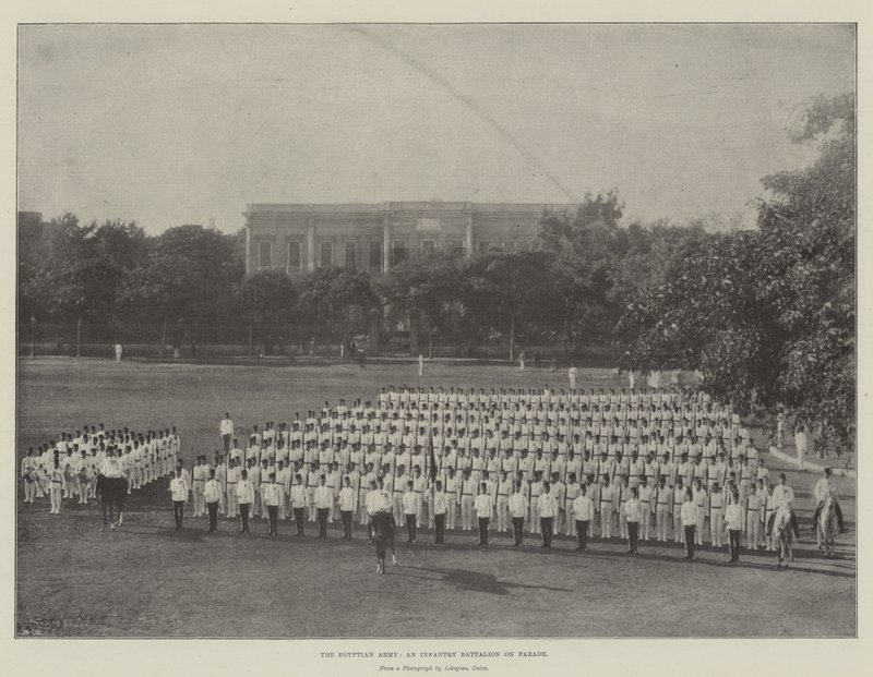 Den egyptiske hær, en infanteribataljon på parade af English Photographer