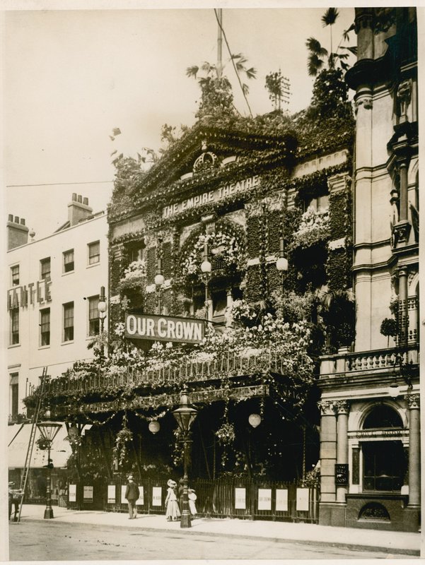 Empire Theatre, Leicester Square, London, dekoreret til dronning Victorias diamantjubilæum, juni 1897 af English Photographer