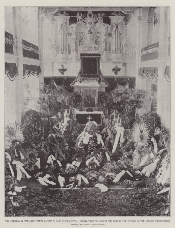 Begravelsen af afdøde prins Alfred af Saxe-Coburg-Gotha, blomsterhyldester omkring Bier i kirken Schloss Friedenstein af English Photographer