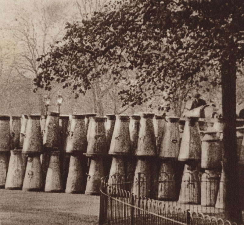 The General Strike of 1926, the milk depot in Hyde Park Londondani af English Photographer