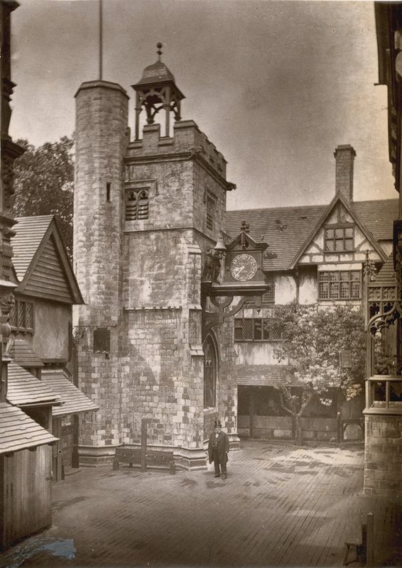 Den internationale sundhedsudstilling i South Kensington: All-Hallows Staining and Butchers Row af English Photographer