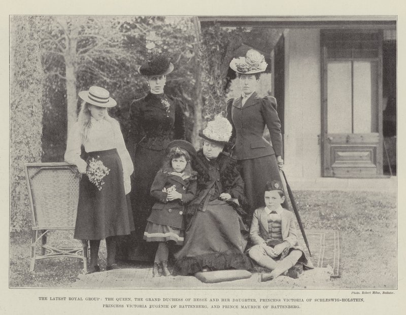 Den seneste kongelige gruppe, dronningen, storhertuginden af Hessen og hendes datter, prinsesse Victoria af Slesvig-Holsten, prinsesse Victoria, Eugenie af Battenberg og prins Maurice af Battenberg (bw. af English Photographer