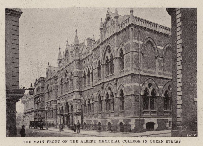 Hovedfronten af Albert Memorial College i Queen Street af English Photographer