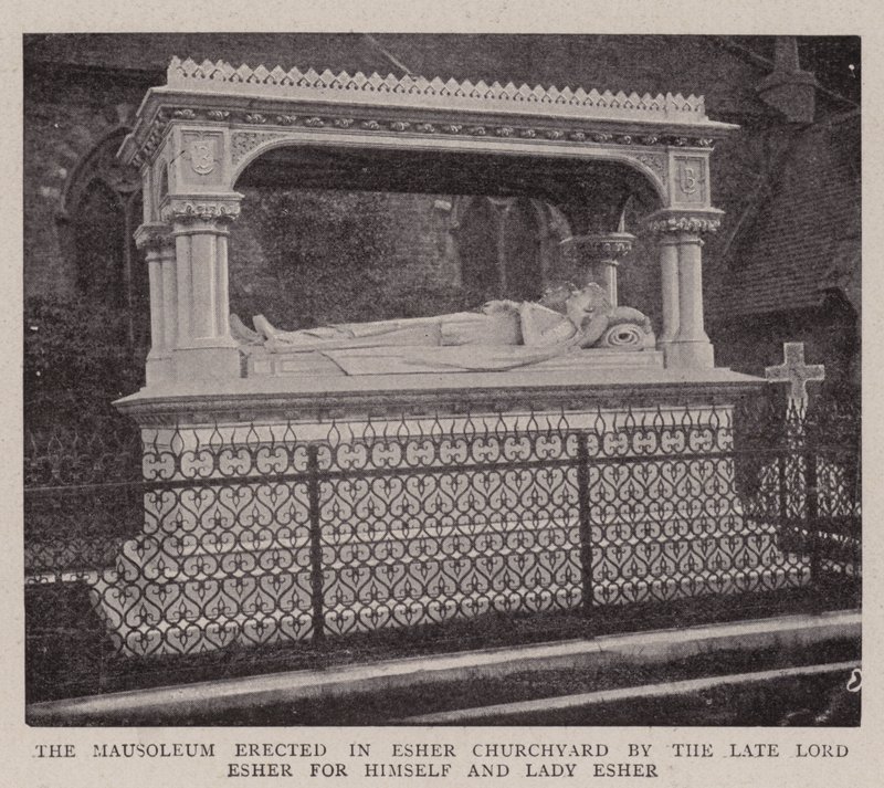 Mausoleet opført i Esher Kirkegård af den afdøde Lord Esher for ham selv og Lady Esher af English Photographer