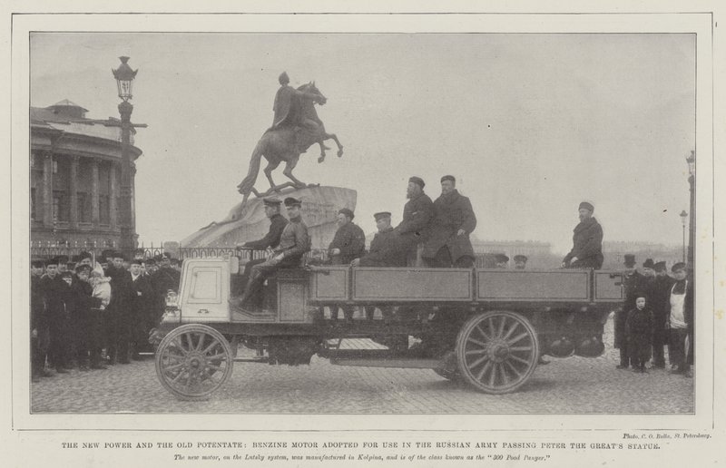 Den nye magt og den gamle kraft, benzinmotor, der blev vedtaget til brug i den russiske hær, der passerede Peter den Store-statuen af English Photographer