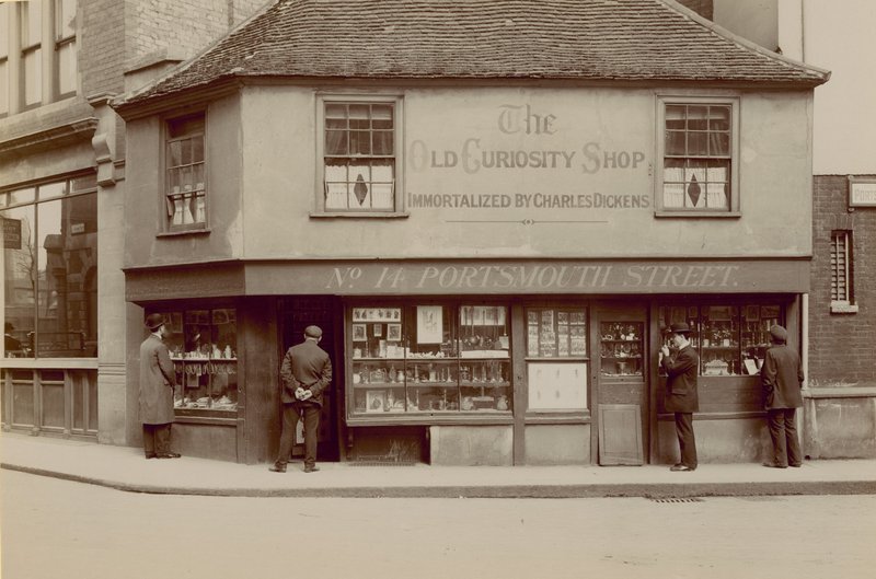 The Old Curiosity Shop, 14 Portsmouth Street, Lincolns Inn Fields, London af English Photographer