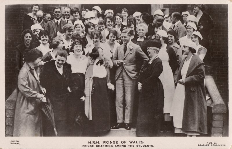 Prinsen af Wales (senere kong Edward VIII), med en gruppe kvindelige studerende (s/h foto) af English Photographer