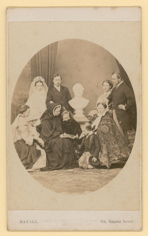 Prinsen af Wales, den kommende kong Edward VII, med sin nye kone, i en kongelig gruppe, inklusive dronning Victoria (s/h-foto) af English Photographer