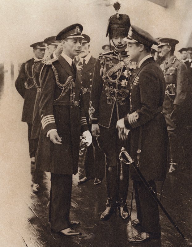 Prinsen af Wales om bord på HMS Repulse (s/h-foto) af English Photographer