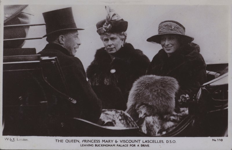 Dronningen, prinsesse Mary og Viscount Lascelles, DSO (s/h-foto) af English Photographer