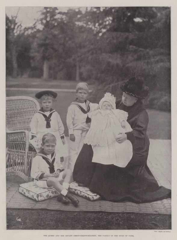 Dronningen og hendes spæde oldebørn, hertugen af Yorks familie af English Photographer