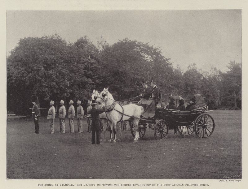 Dronningen i Balmoral, Hendes Majestæt inspicerer Yoruba-afdelingen af den vestafrikanske grænsestyrke af English Photographer