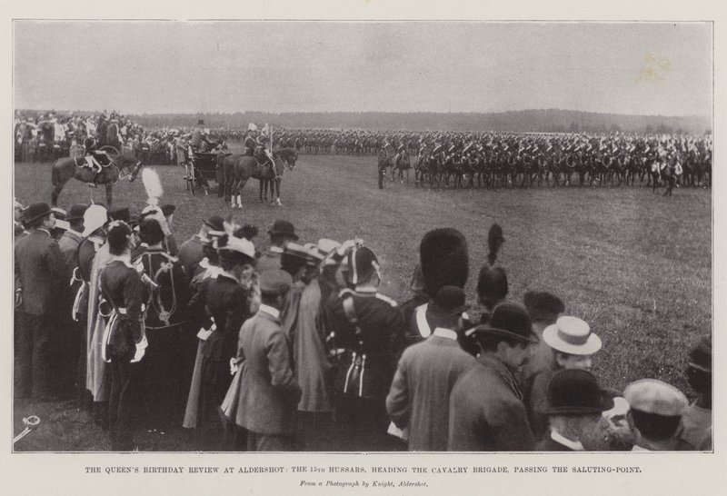 Queens Birthday Review ved Aldershot, de 15. husarer, der leder kavaleribrigaden, passerer saluteringspunktet af English Photographer