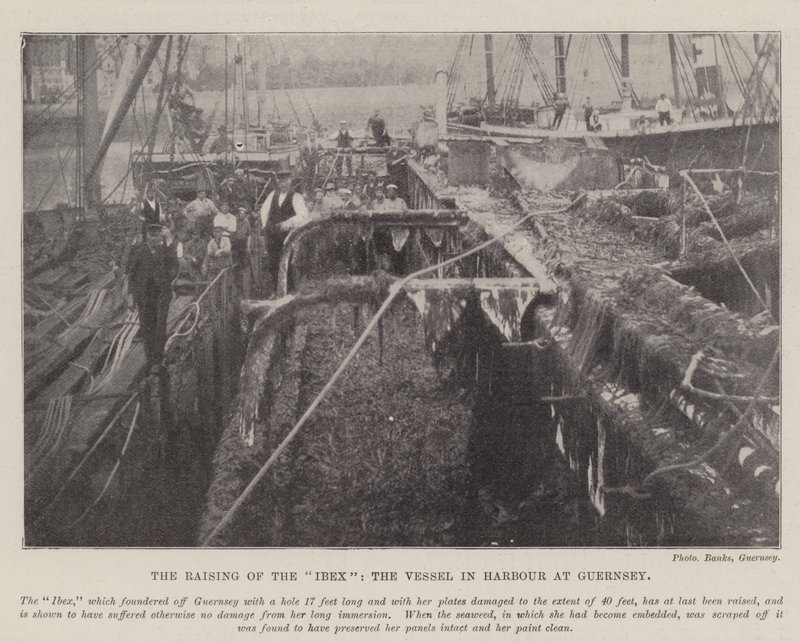 The Raising of the Ibex, fartøjet i havnen på Guernsey af English Photographer