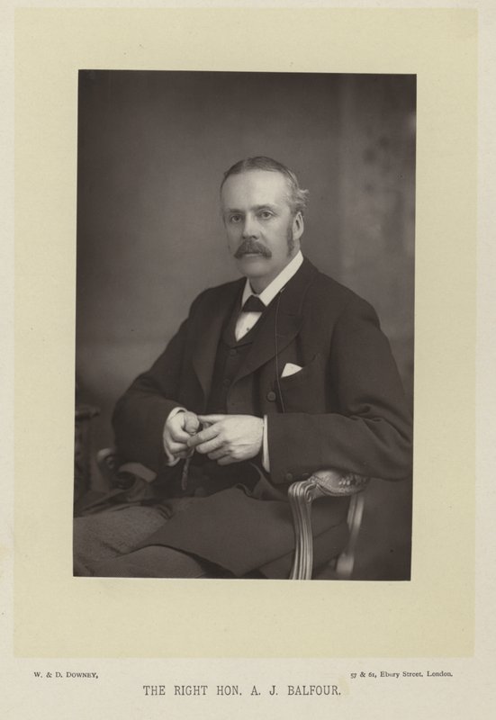 Den højre Hon. A. J. Balfour af English Photographer