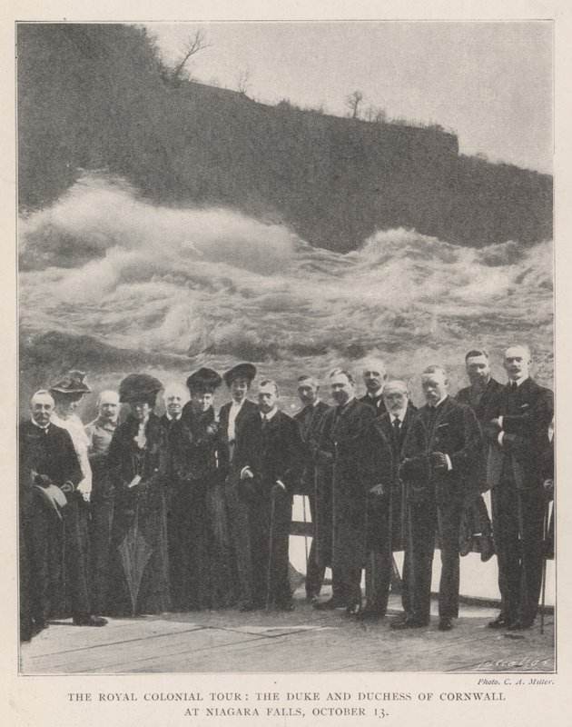 The Royal Colonial Tour, hertugen og hertuginden af Cornwall ved Niagara Falls, 13. oktober af English Photographer
