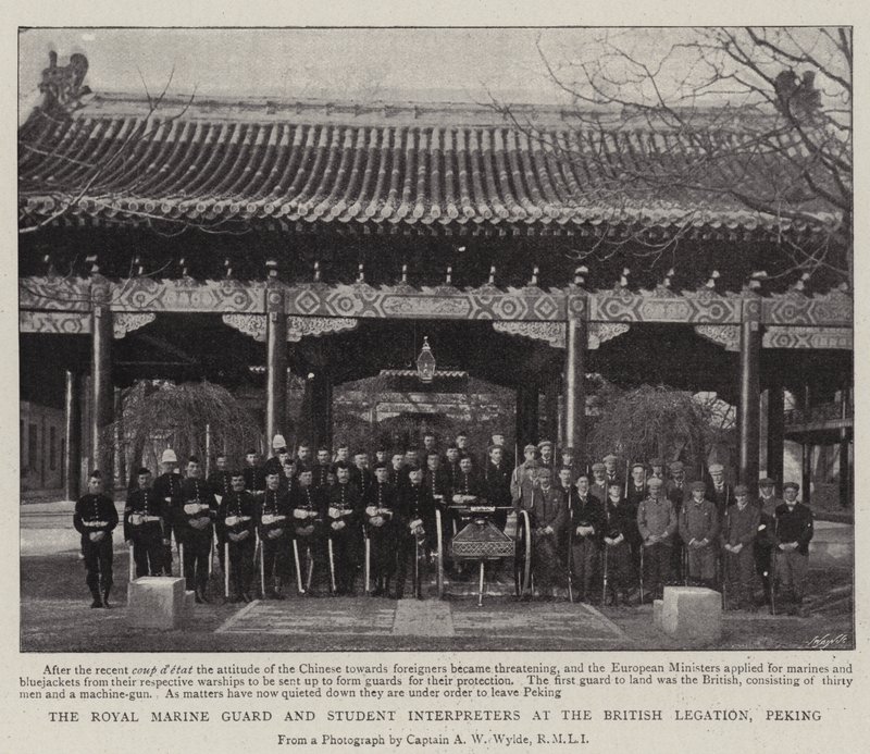 Royal Marine Guard og Student Tolke ved British Legation, Peking af English Photographer