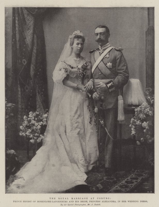 Det kongelige ægteskab i Coburg, prins Ernest af Hohenlohe-Langenburg og hans brud, prinsesse Alexandra, i hendes brudekjole af English Photographer