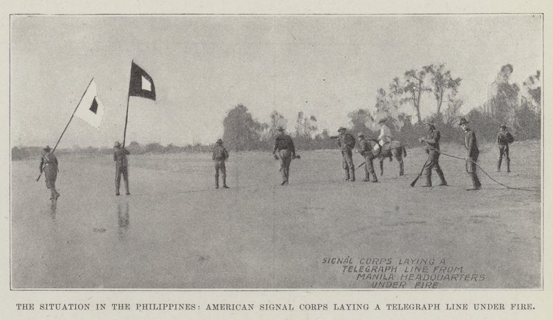 Situationen i Filippinerne, det amerikanske signalkorps lægger en telegraflinje under beskydning af English Photographer