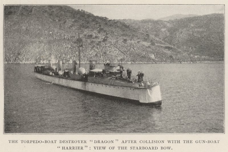 Torpedo-båds ødelæggerdrage efter kollision med pistolbådsharrieren, udsigt over styrbords stævn af English Photographer
