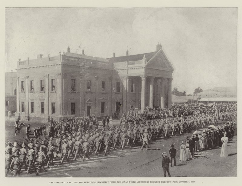 Transvaal-krigen, det nye rådhus, Kimberley, med det loyale North Lancashire Regiment, der marcherer forbi, 7. oktober 1899 af English Photographer