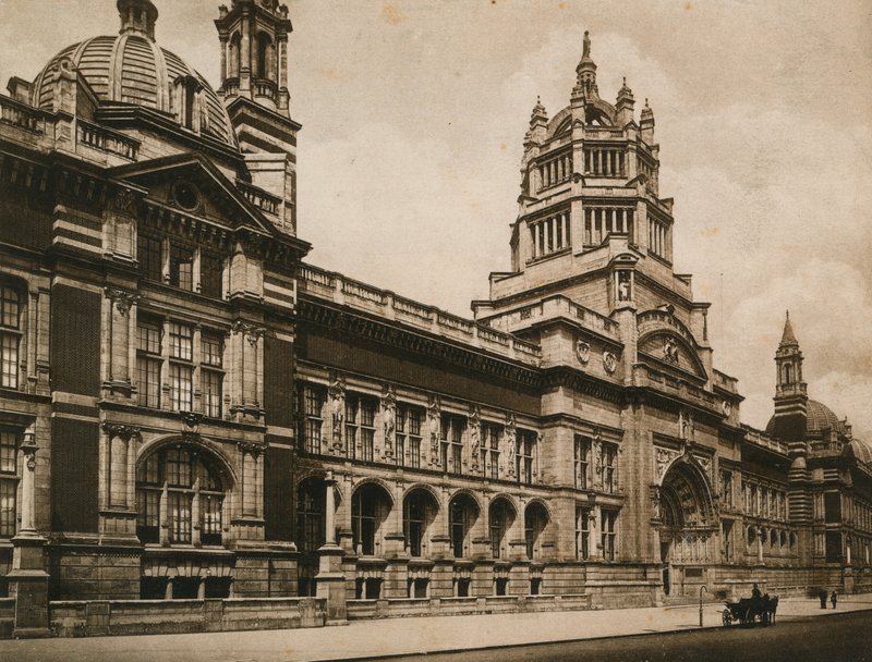 Victoria and Albert Museum, 1899 af English Photographer