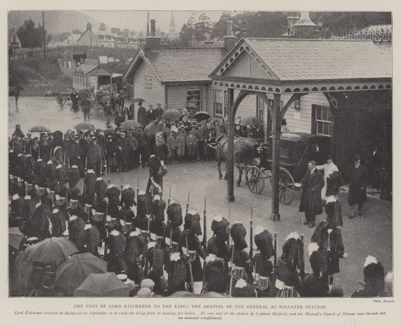 Lord Kitcheners besøg hos kongen, generalens ankomst til Ballater Station af English Photographer