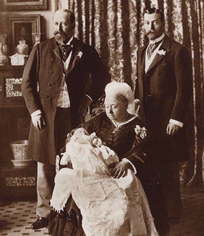 Dåben af den kommende kong Edward VIII, med dronning Victoria, kong Edward VII og kong George V (s/h-foto) af English Photographer