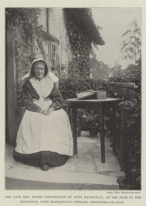 Den afdøde fru Baker (efterkommer af Anne Hathaway), ved døren til hendes bolig, Anne Hathaways Cottage, Stratford-on-Avon af English Photographer