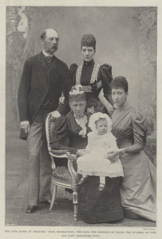 Den afdøde dronning af Danmark, fire generationer, kongen, prinsessen af Wales, hertuginden af Fife og Lady Alexandra Duff af English Photographer