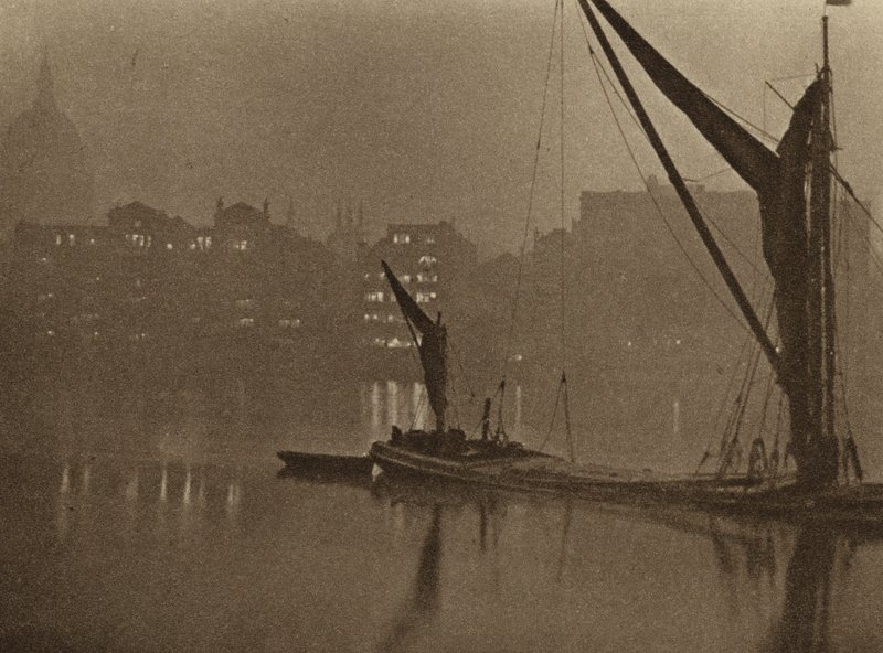 Nattens nuancer falder langsomt over London-floden (s/h-foto) af English Photographer