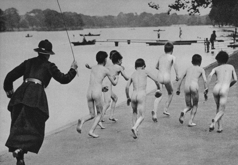 Den ubarmhjertige hyrdinde, en scene ved kanten af Serpentine i Hyde Park, London (s/h foto) af English Photographer