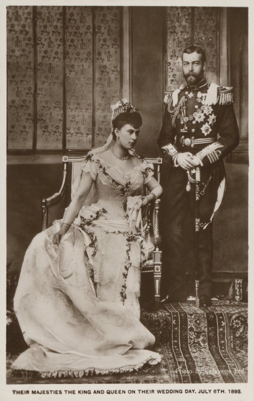 Brylluppet mellem prins George, hertug af York (senere kong George V), og prinsesse Mary af Teck (senere dronning Mary) (s/h-foto) af English Photographer