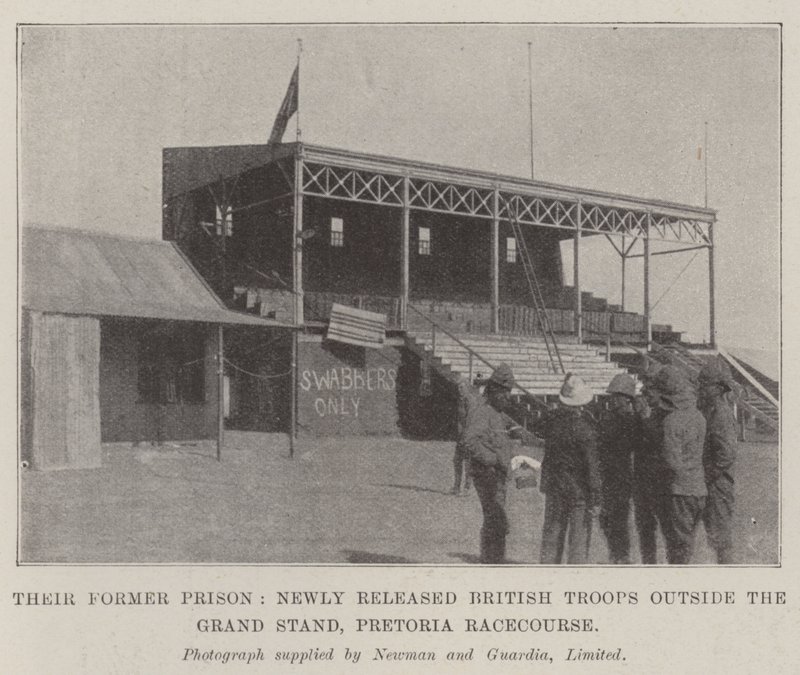 Deres tidligere fængsel, nyligt frigivne britiske tropper uden for Grand Stand, Pretoria Racecourse af English Photographer
