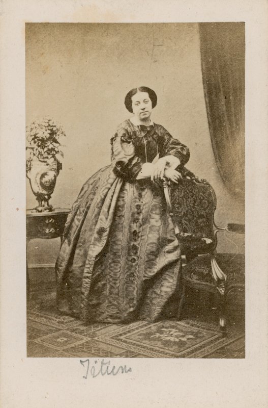 Theresa Titiens, sangerinde af English Photographer