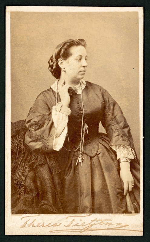 Therese Tietjens, Portrait (B/W Photo) af English Photographer